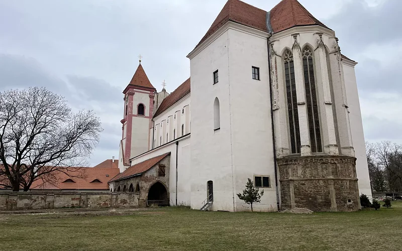 Kostel Nanebevzetí Panny Marie a sv. Václava v Louce
